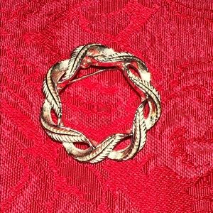 Vintage Gold Twisted Rope Wreath Brooch